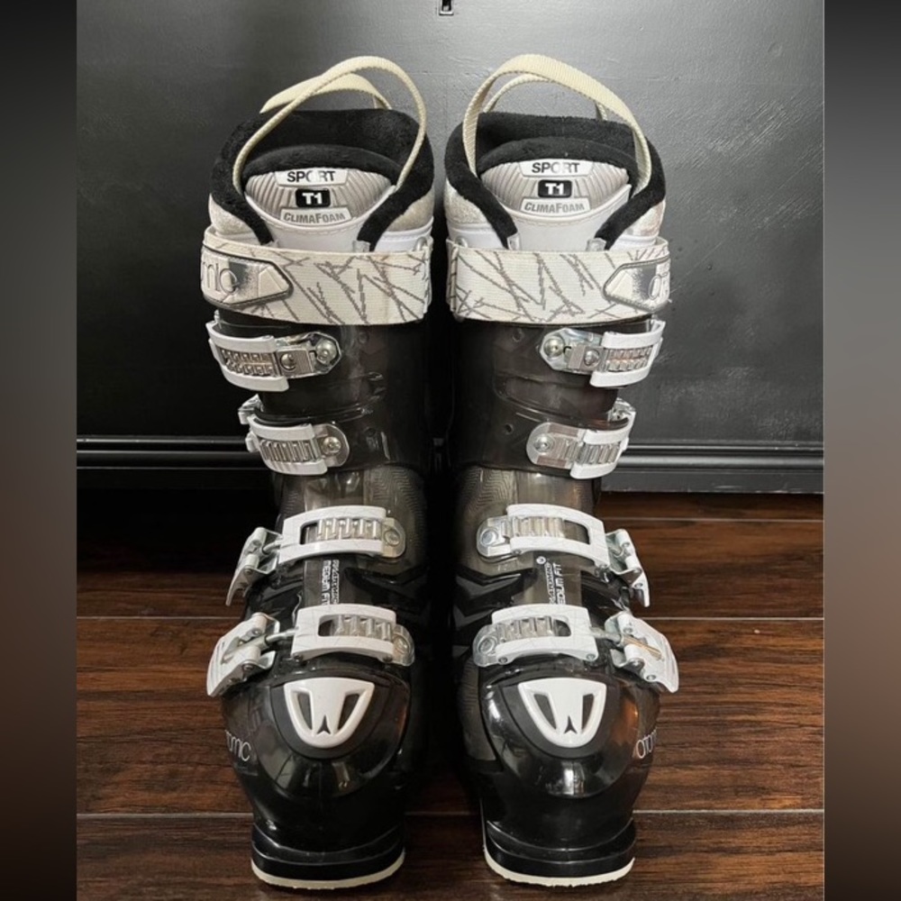 Women’s ski boots